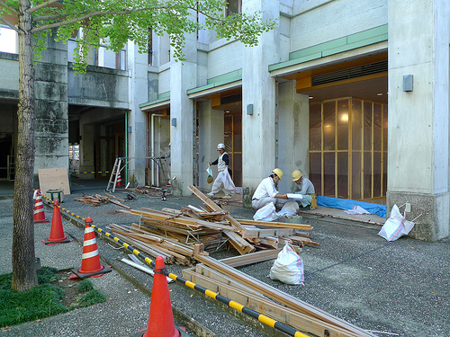 学生会館の窓の修理が始まりました.jpg